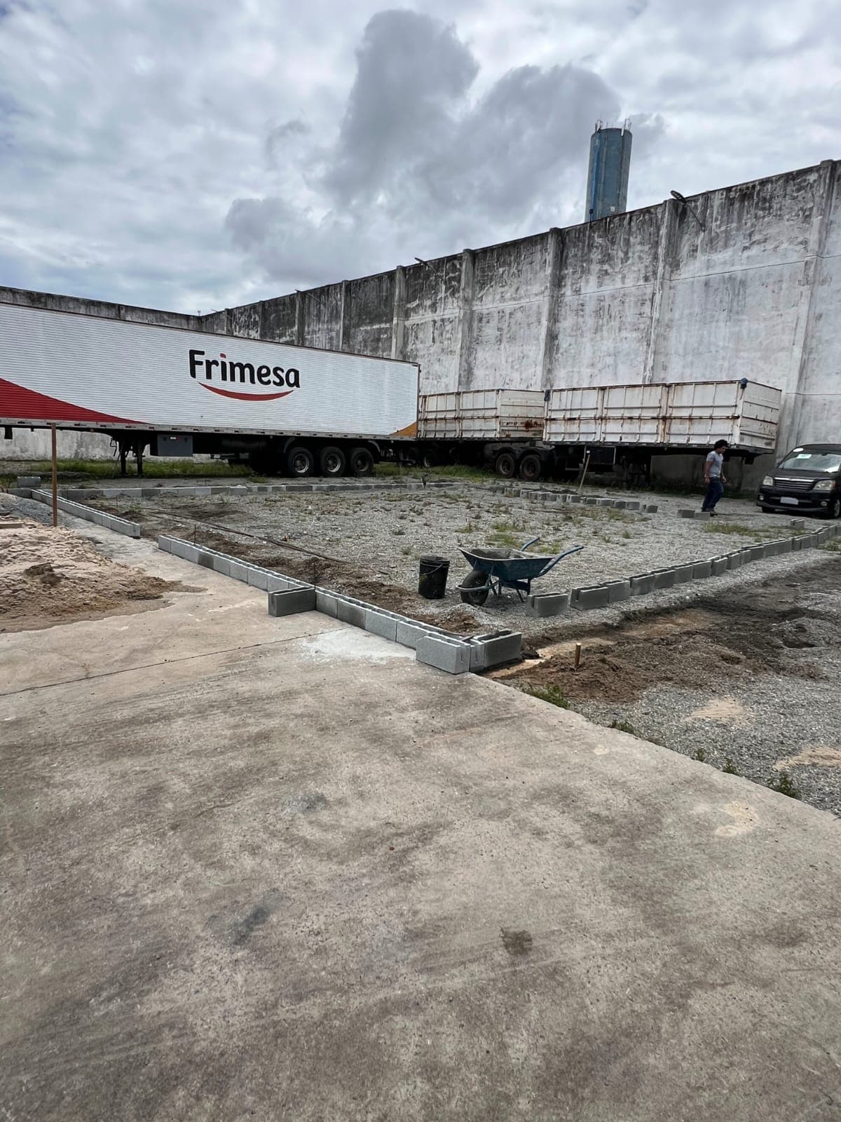 Início da obra do canil da Receita Federal com delimitação do espaço, nivelamento do terreno e execução da fundação e estruturas iniciais.