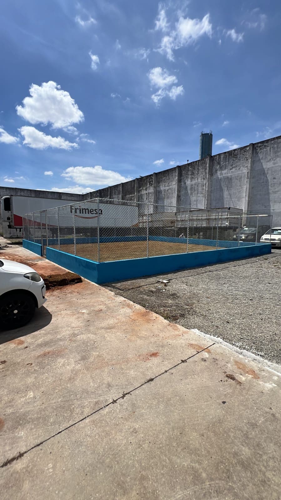 Obra concluída do canil da Receita Federal com estruturas de contenção instaladas, piso pronto e ambientes finalizados para receber os cães.