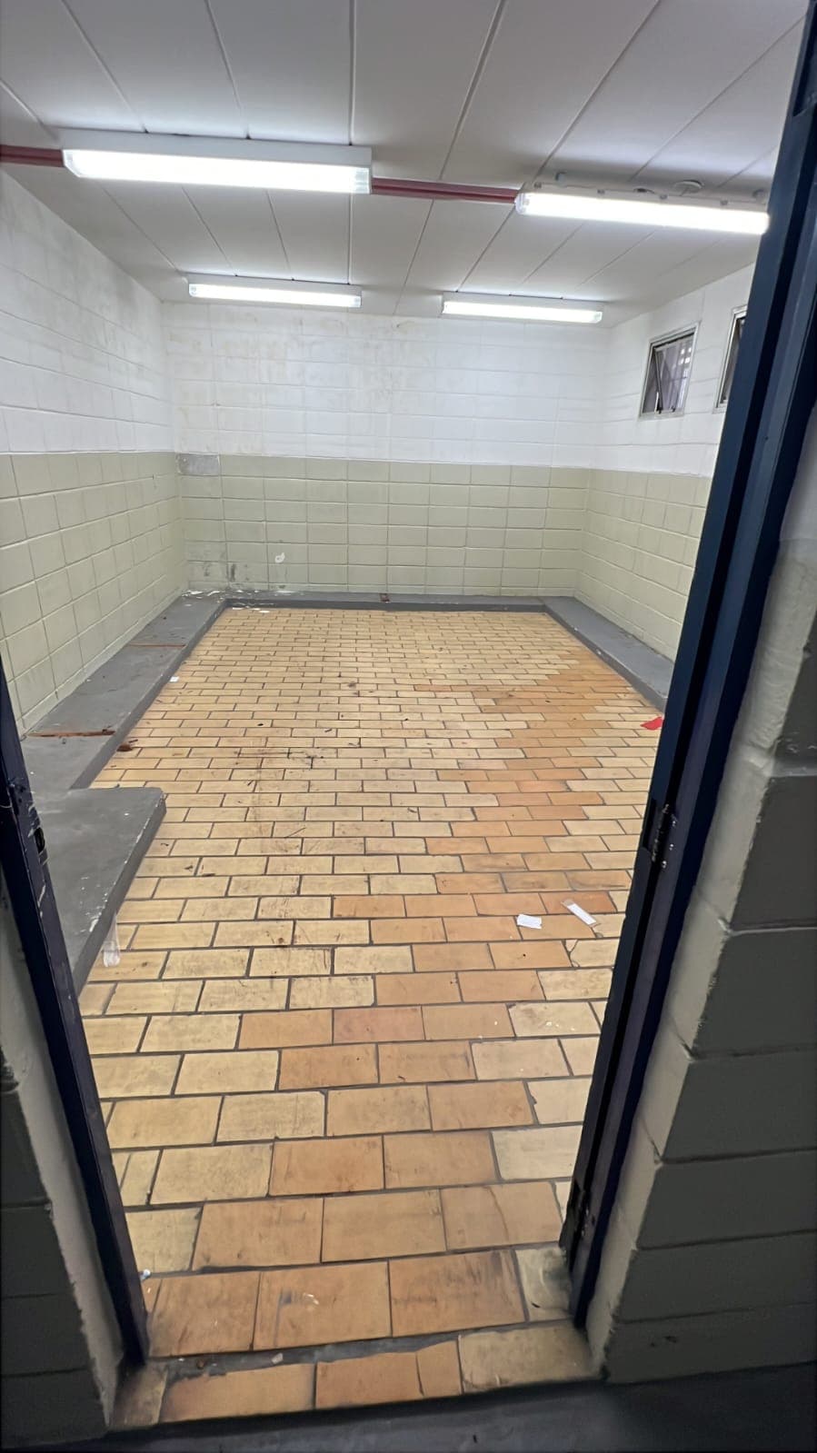 Ambiente interno em reforma com revestimento e acabamento em andamento.